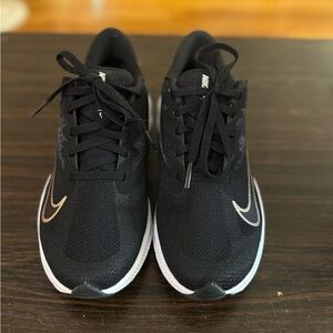 Women’s Nike quest running shoes size 6
